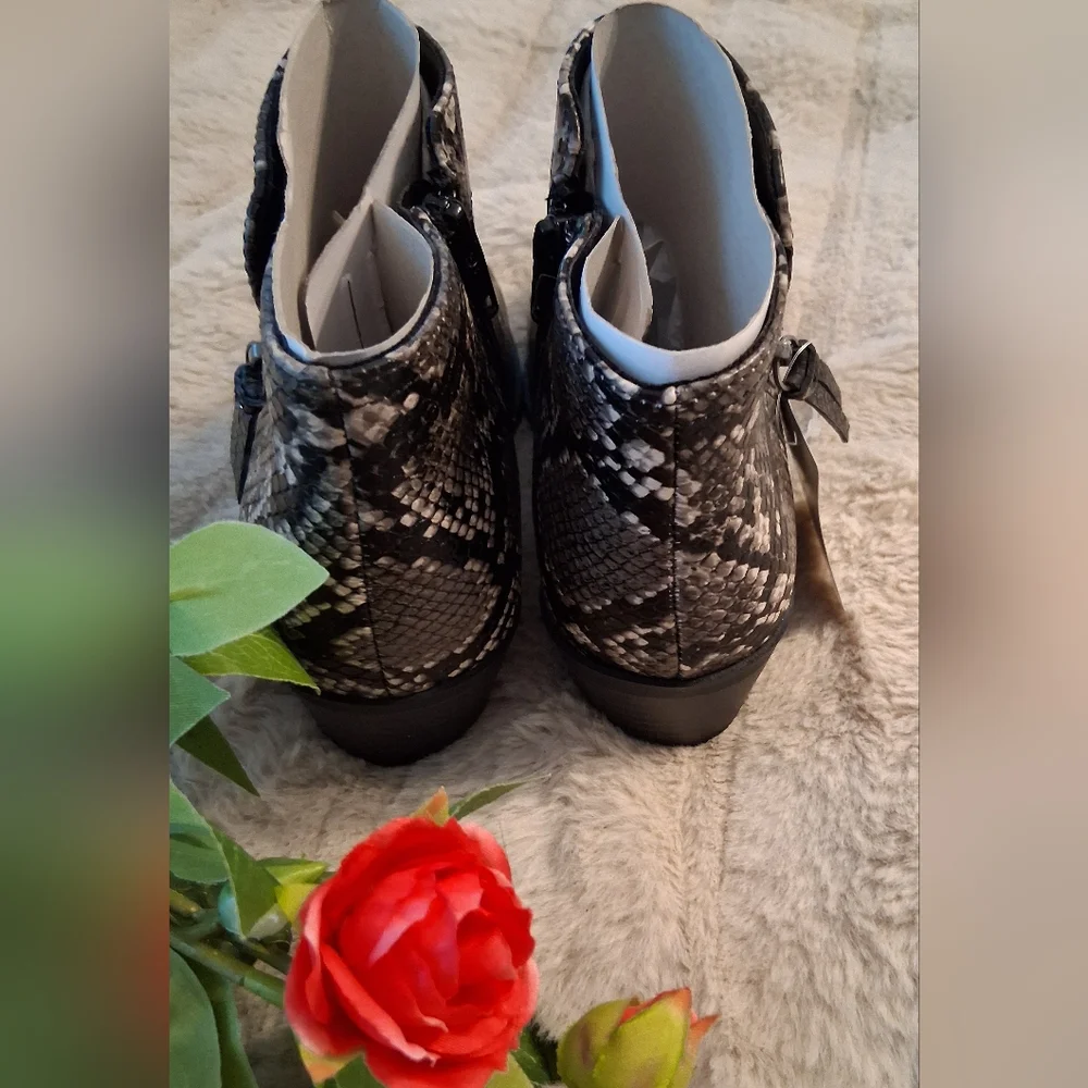 Women's Faux Snakeskin Ankle Boots. Size 6M - Picture 2 of 6